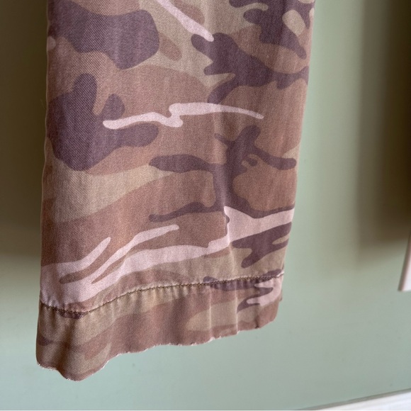 Women’s Old Navy Camouflage Cargo Pants wide leg Distressed 10R - Picture 6 of 16